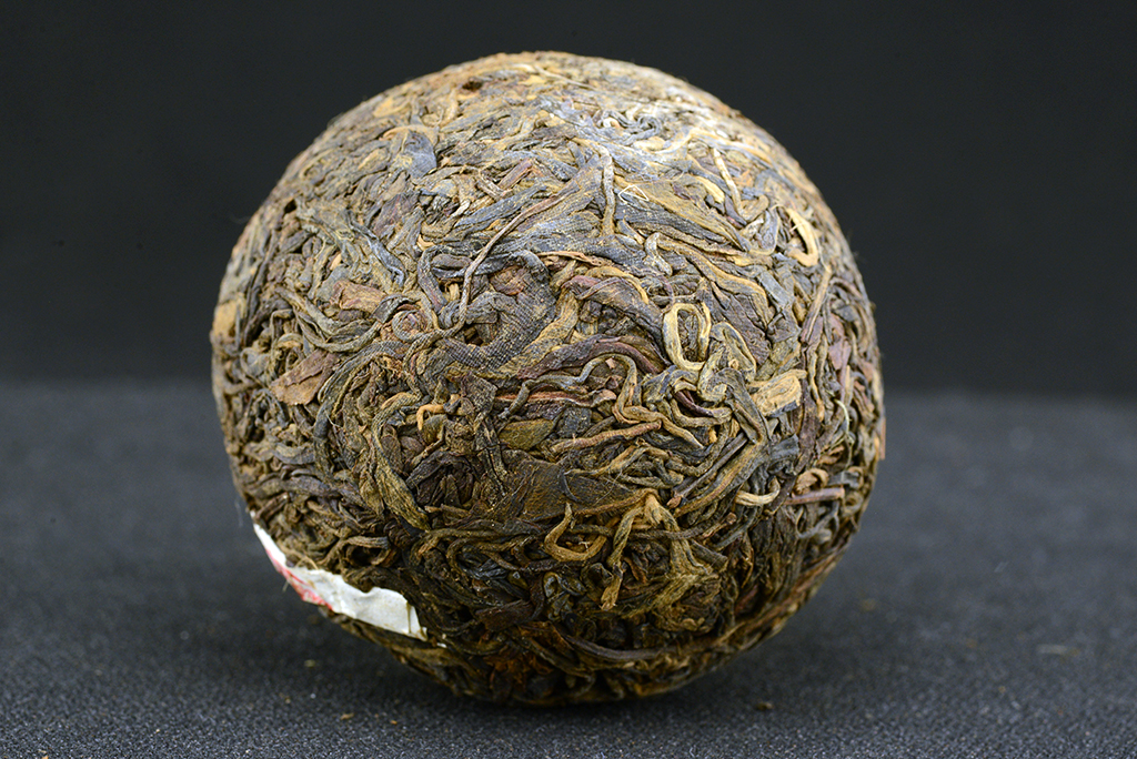 Longyun hao yiwu sheng puerh tea